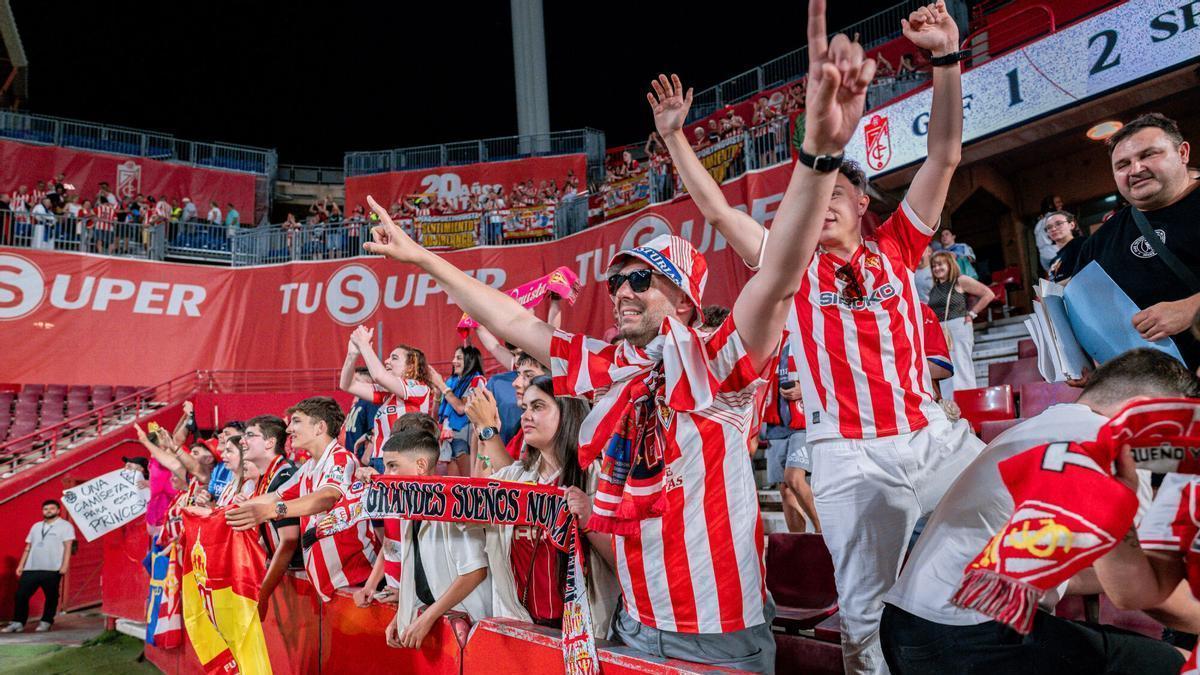 La afición rojiblanca en el último encuentro entre el Granada y el Sporting.