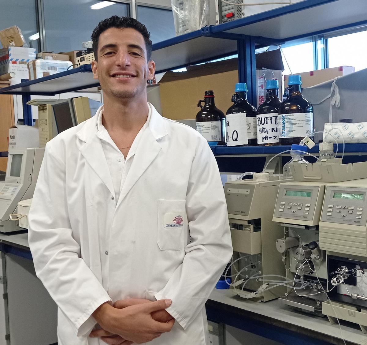 Saad Slimani, en un laboratorio de la Universidade da Coruña.