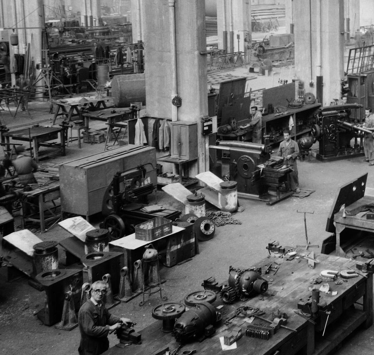 Interior de los talleres de Tamese en La Misericordia. Foto Arenas, diciembre de 1957.
