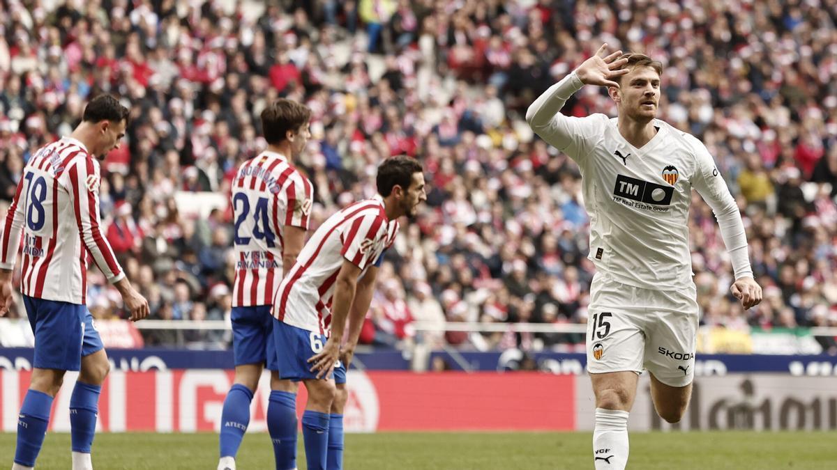 El delantero argentino del Valencia CF Lucas Beltrán (d) celebra tras marcar el 1-1 durante el partido de LaLiga entre el Atlético de Madrid y el Valencia disputado en el estadio Metropolitano en Madrid. EFE/ Sergio Pérez. (Valencia)