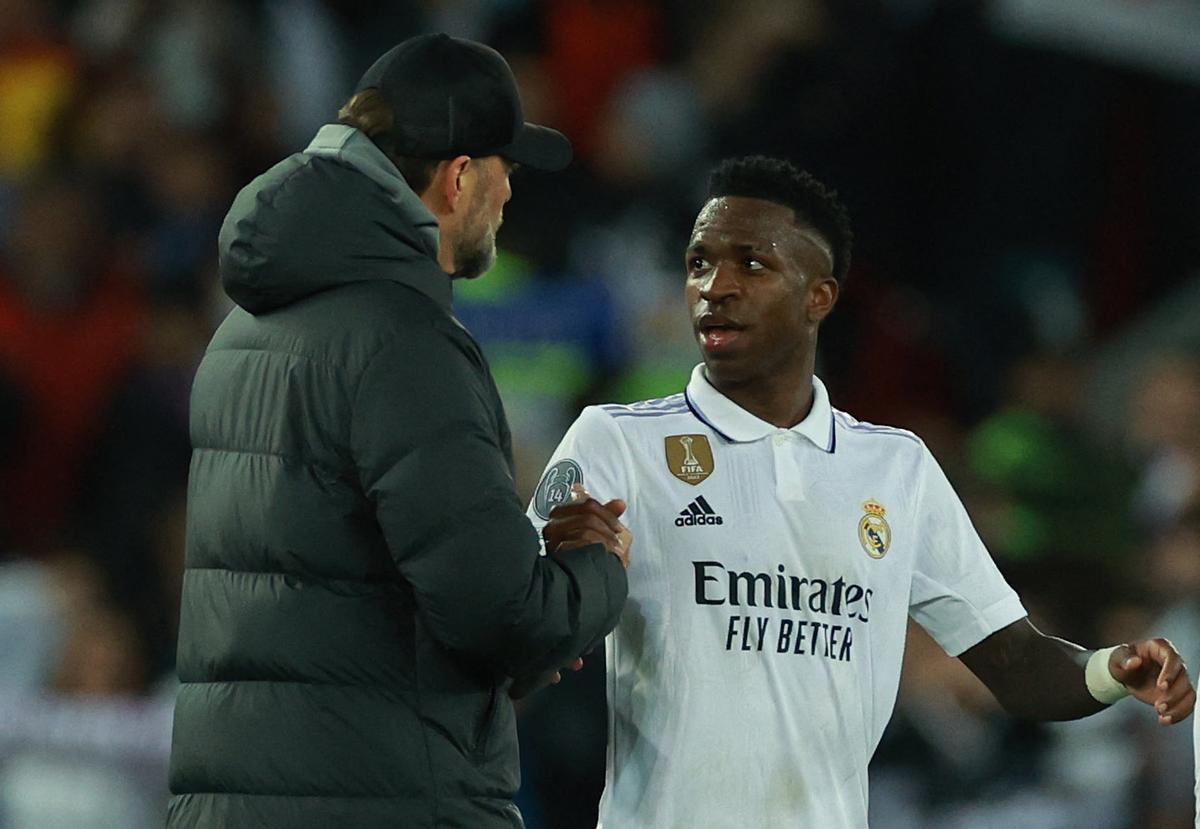 El entrenador del Liverpol, Jürgen Klopp, conversa con Vinicius Junior durante un partido de Champions esta temporada.