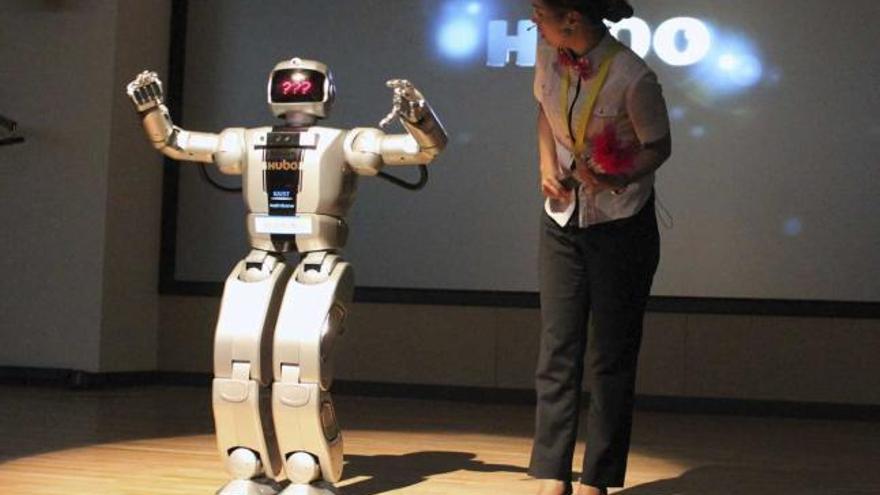 Bailando con el robot «Hubo» - La Nueva España