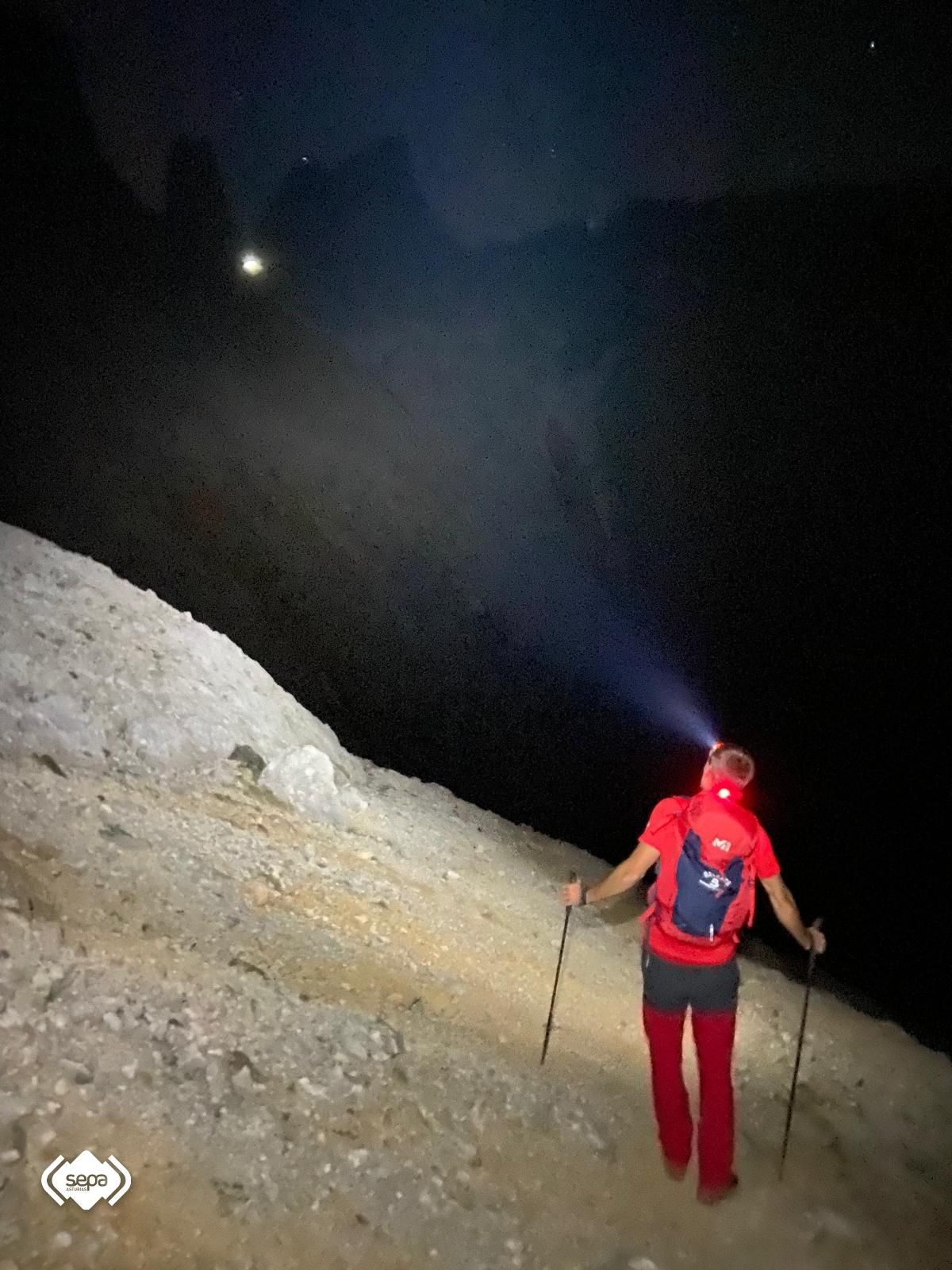 EN IMÁGENES: Rescatan de madrugada a cuatro personas que se desorientaron en el Urriellu
