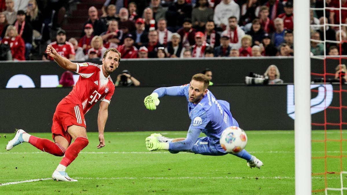 Gulacsi, durante un partido del Leipzig contra el Bayern de Munich, frente al delantero Harry Kane.