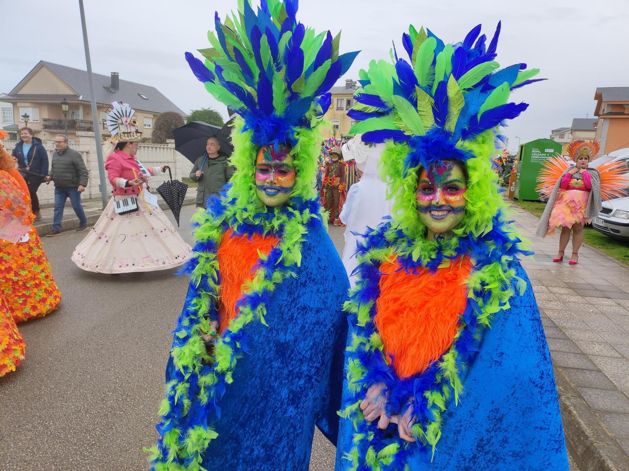 En imágenes: Las calles de Tapia se llenan para ver su vistoso desfile de Carnaval