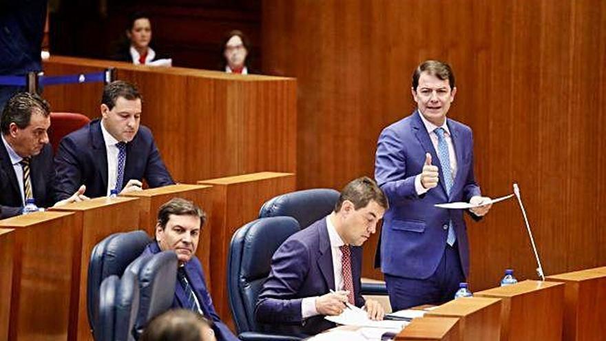 Fernández Mañueco, durante su intervención en el Pleno de las Cortes.