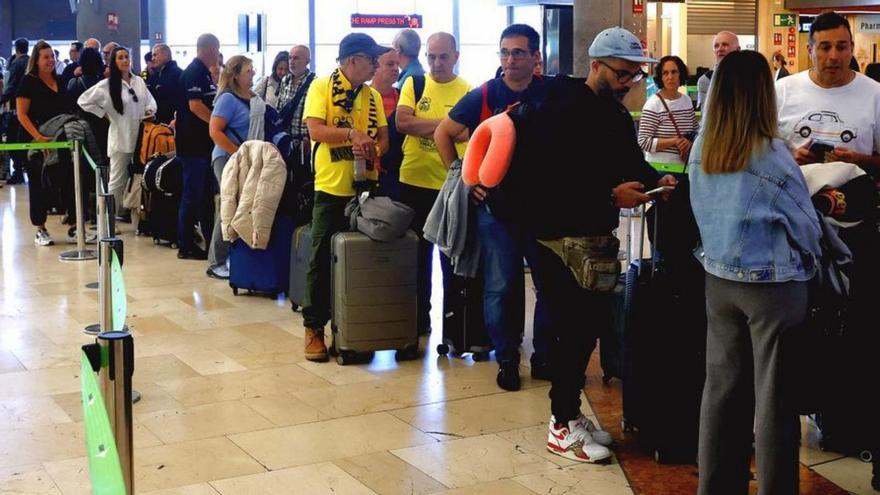 Los aficionados desplazados a Belgrado hacen cola en el aeropuerto.