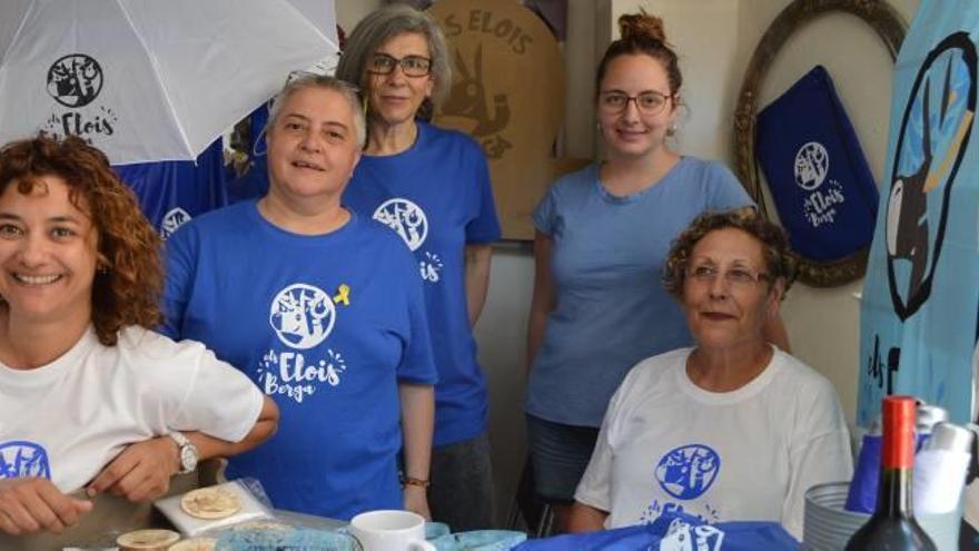 Membres del Grup Horitzó amb productes del centre