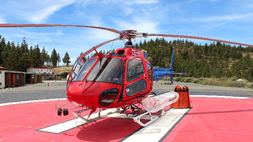 Helicóptero contra incendios en la base de Artenara