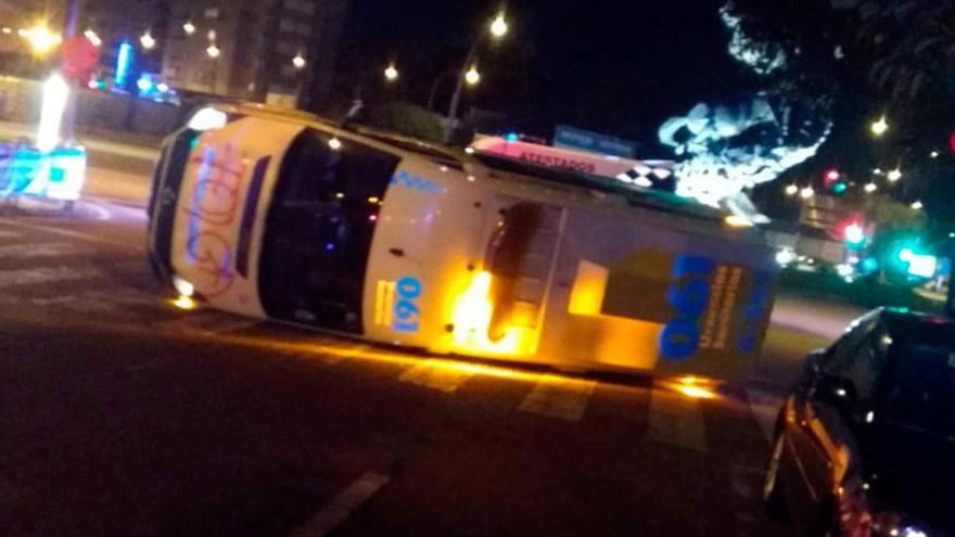 La ambulancia accidentada en la Plaza de España // FARO