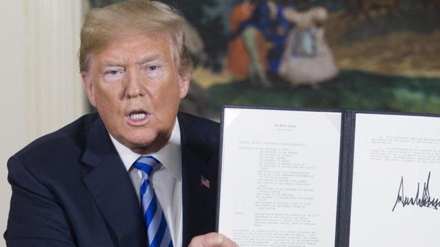 Trump firma la salida de EEUU del pacto nuclear.