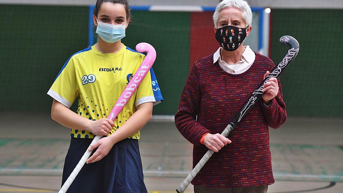 Lola Snell y Pili Pardo, en un entrenamiento del Escola de hockey hierba. |  // CARLOS PARDELLAS 