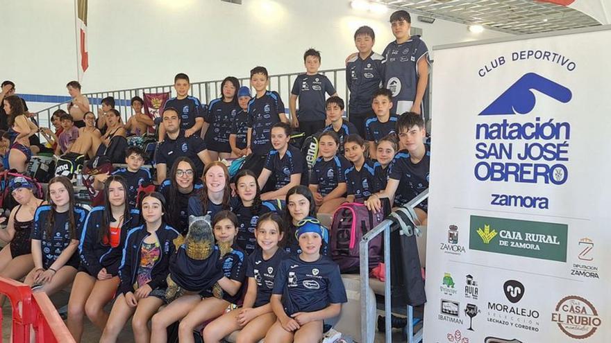 Foto de familia del equipo del San José Obrero desplazado. | CEDIDA