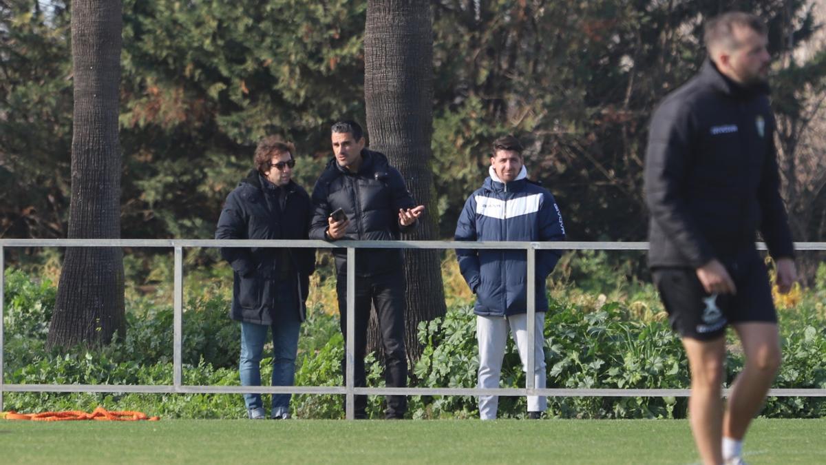 De izquierda a derecha: Raúl Cámara, Juanito y Javi Flores, durante un entrenamiento del Córdoba CF.