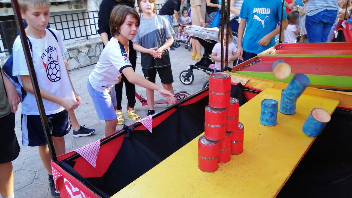 Un grupo de niños juega en la Fira dels Xiquets del  año 2019.