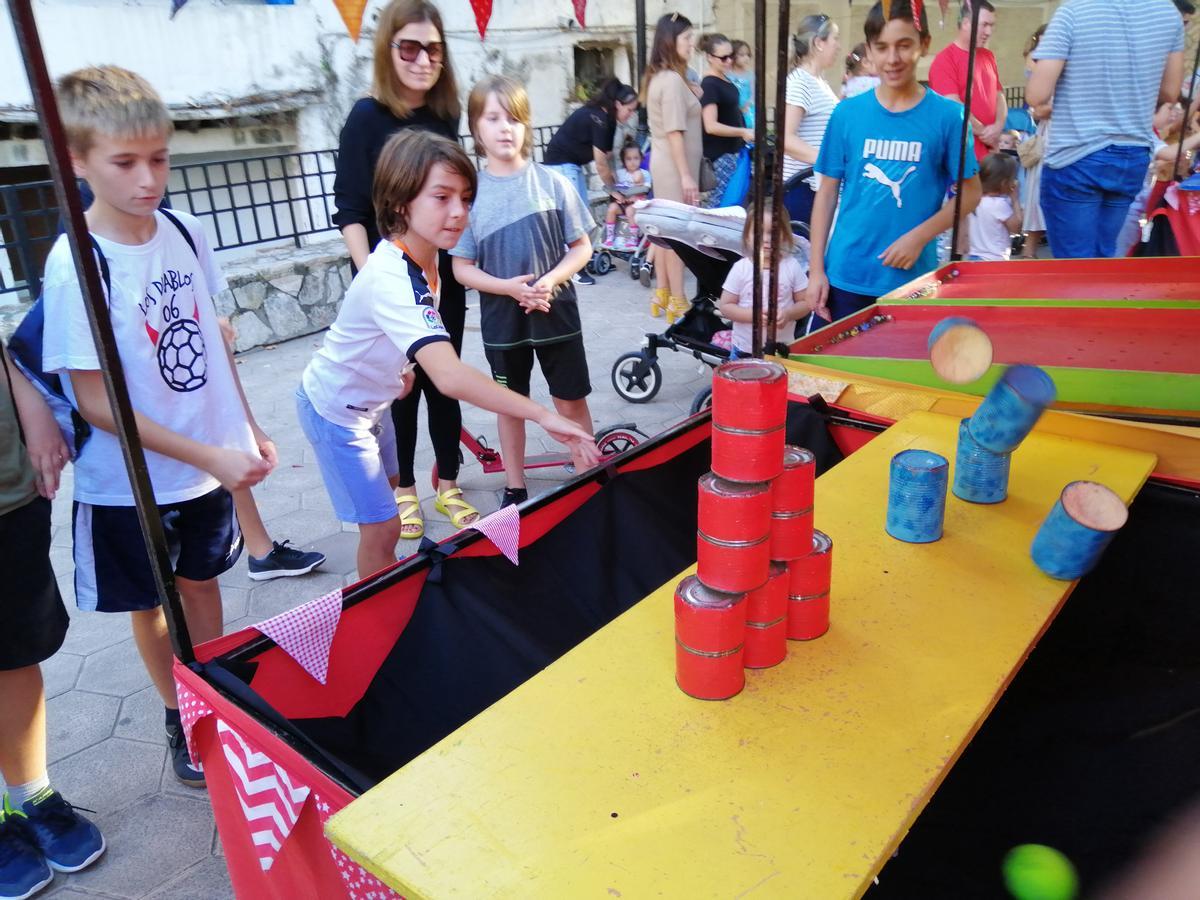 Un grupo de niños juega en la Fira dels Xiquets del  año 2019.