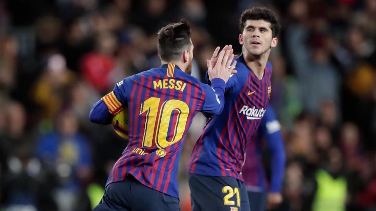 Aleñá felicita a Messi después de que anotara el primer tanto del Barça al Valencia.