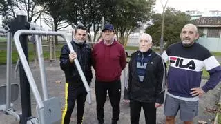 Como Franco viviríamos mejor: el deportista leonés de 90 años que asombra en un parque de Gijón por su flexibilidad y agilidad