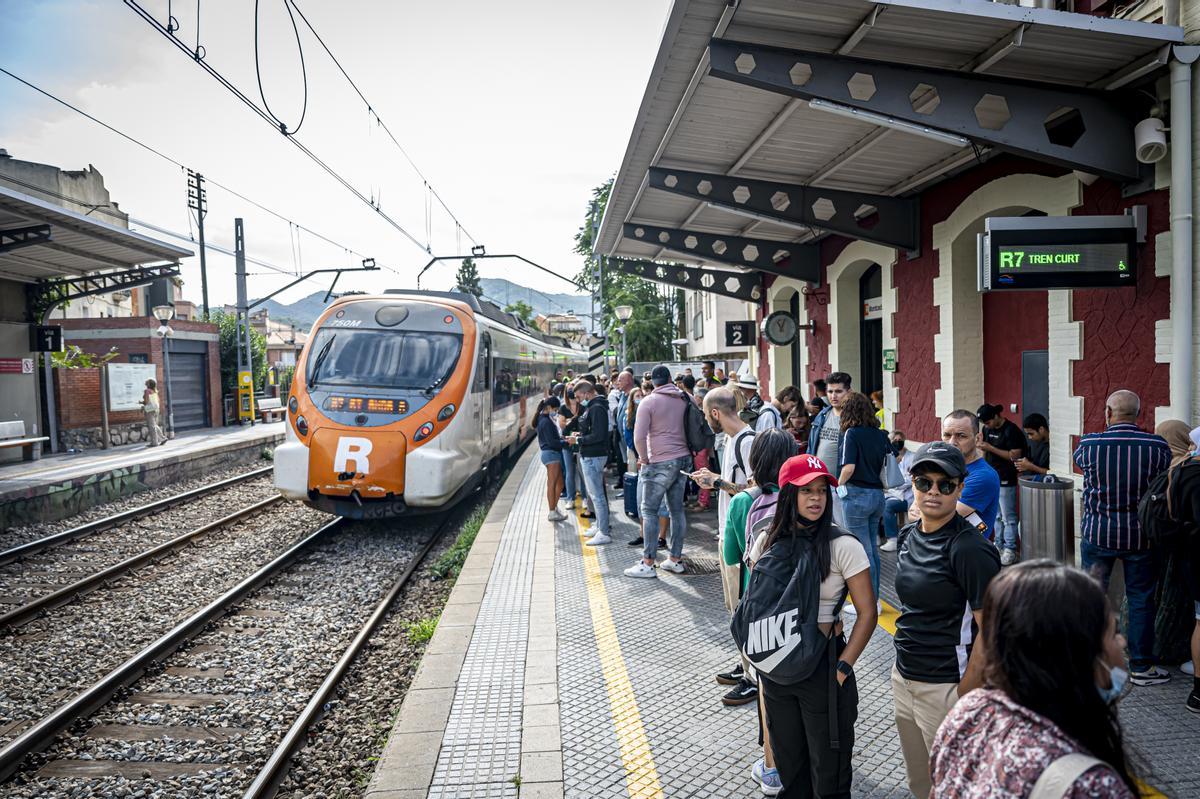 Empieza el corte de tren de la R-2 Nord y el R11. Los trenes se detienen en Montcada, pasajeros van andando a la otra línea (Montcada-Manresa), para llegar a Barcelona