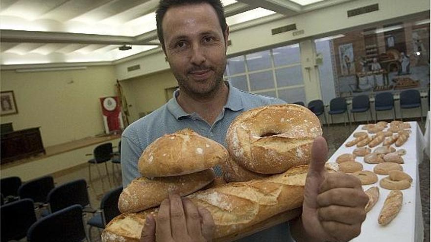 Rafael Arnal, ganador de la 39 edición del Concurso de Panadería, recibirá un trofeo y 150 euros en metálico.  f eduardo ripoll