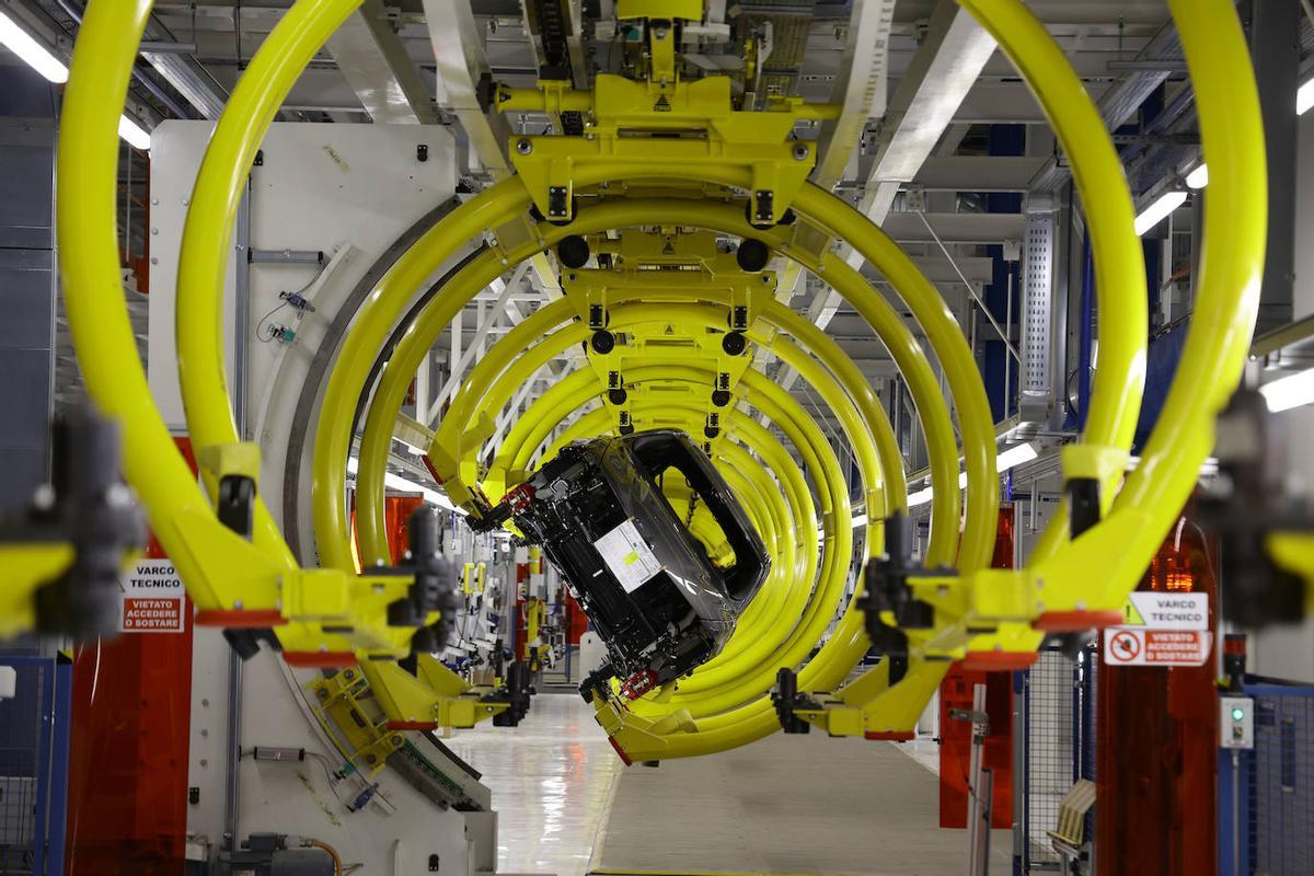 El interior de la factoría de Stellantis en Pomigliano d'Arco