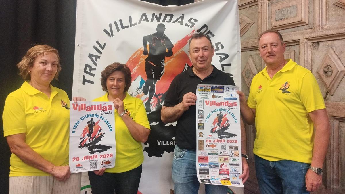 Por la izquierda, Marisol Álvarez, Ángelica Sierra, de la Asociación Cultural y Recreativa "San Esteban" de Villandás, el alcalde, José Luis Trabanco, y Miguel Ángel González, del colectivo vecinal.