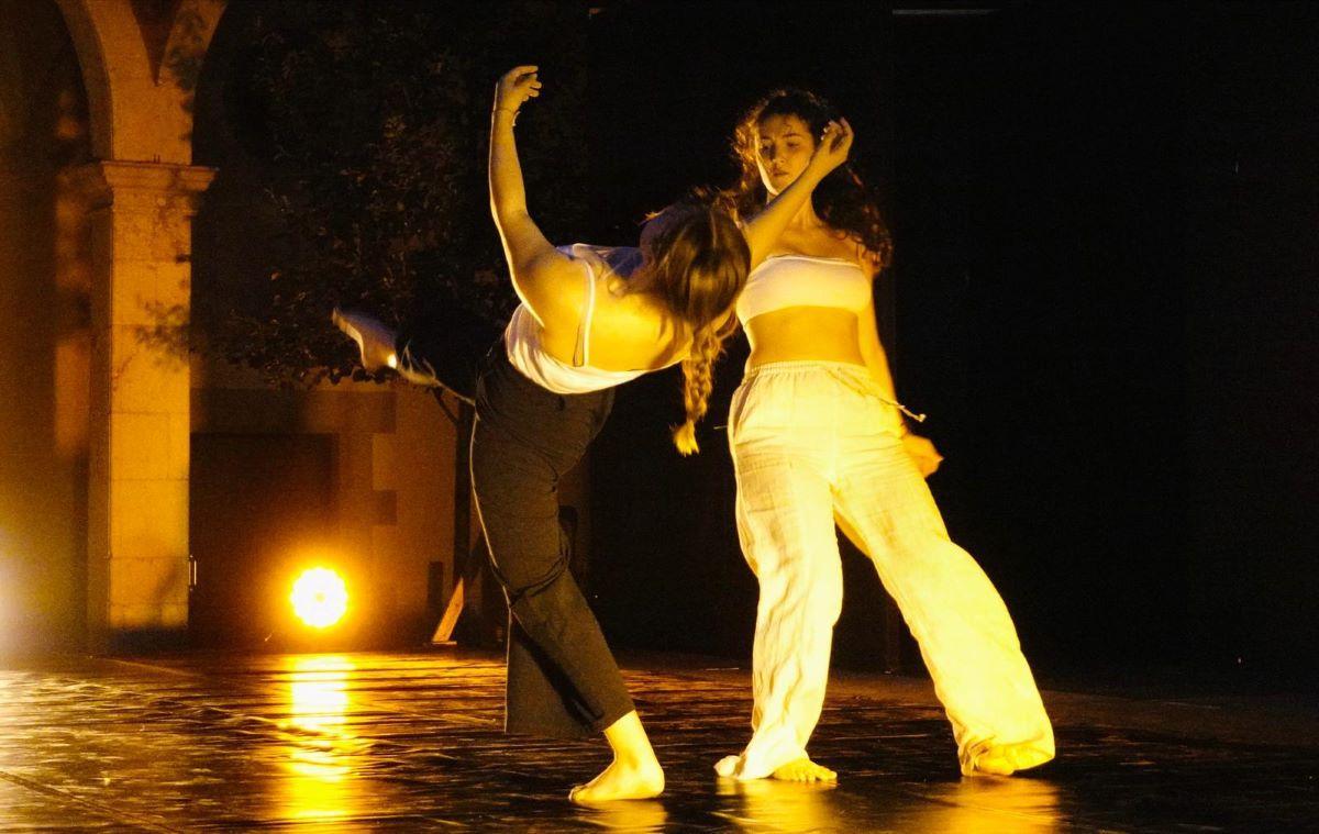 El Paller en una actuació a Castelló d'Empúries pel 8M.