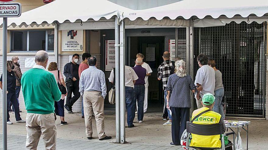 Pacientes en cola para acceder a un centro de salud de Alicante.