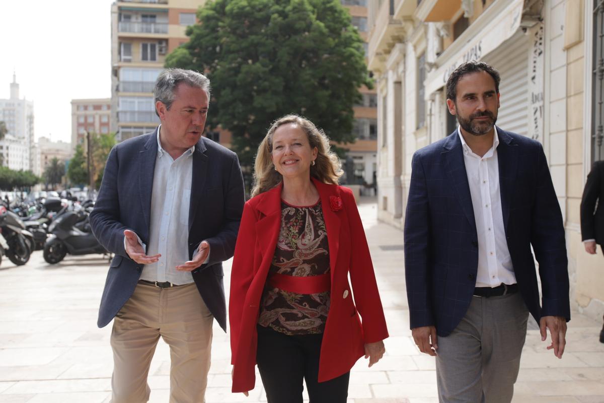 Espadas, en Málaga con Nadia Calviño y Dani Pérez.