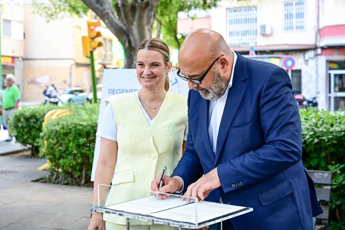 Martínez firma el protocolo en presencia de Prohens.