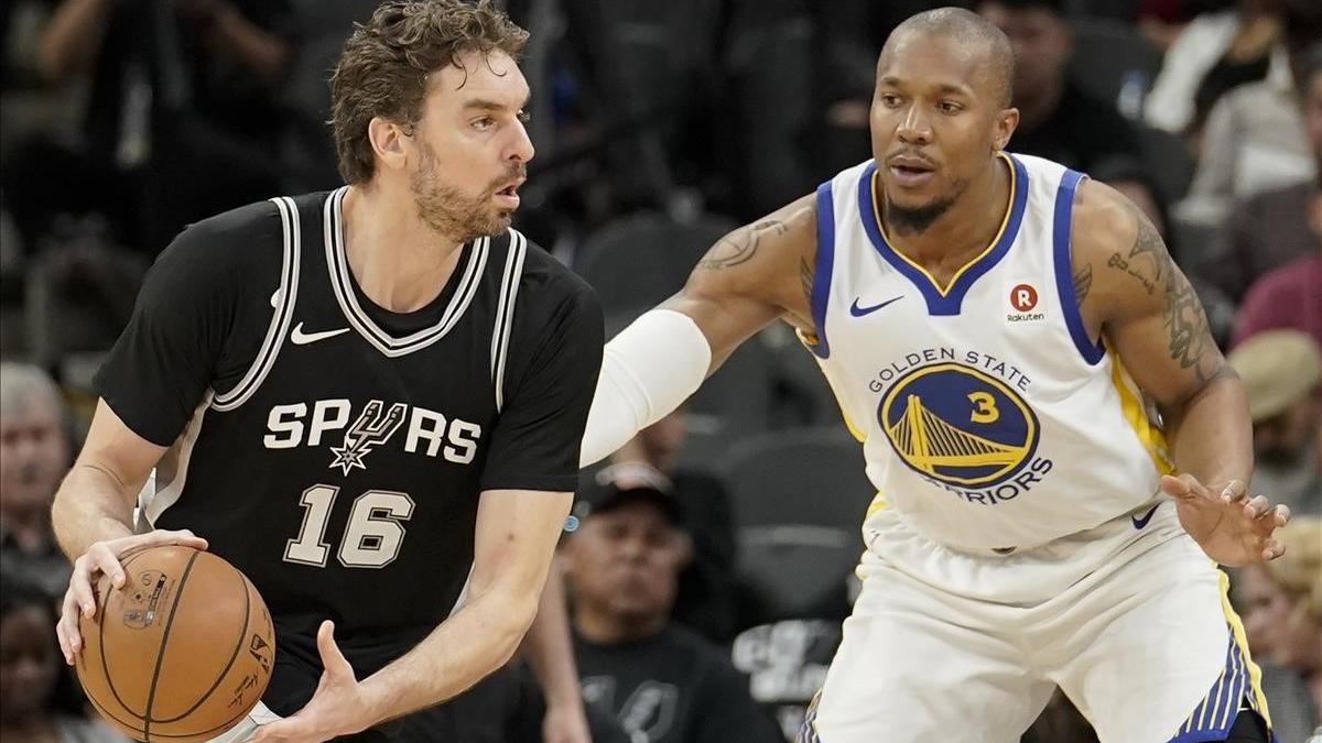 Pau Gasol, en acción, ante David West, en el cuarto partido de la eliminatoria