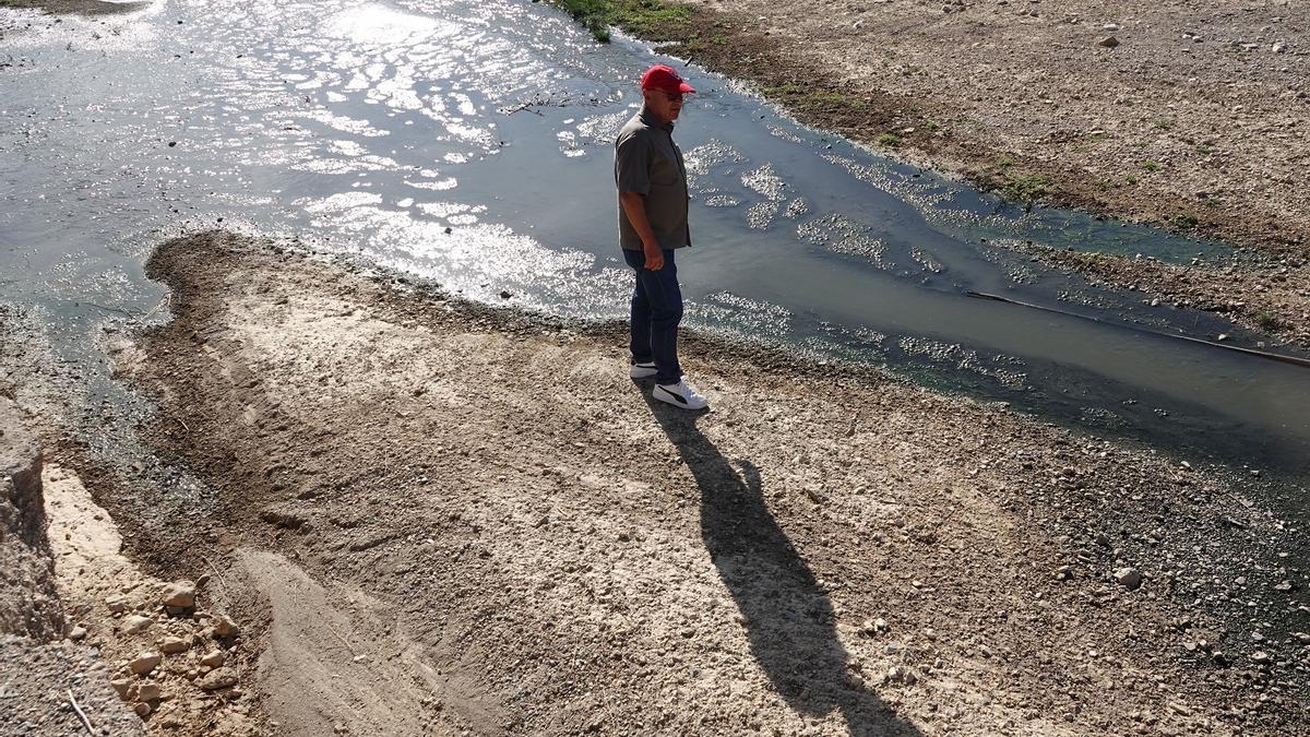 Pedro Sosa junto al río Vélez.
