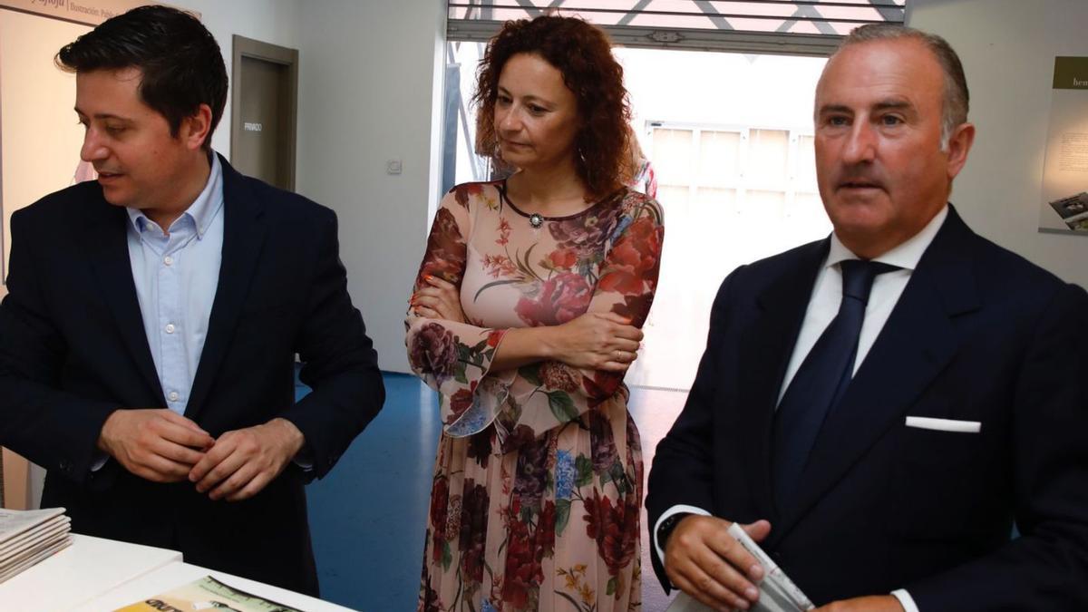 Por la izquierda, Eloy Méndez, redactor jefe de LA NUEVA ESPAÑA de Gijón, Sonia García y Pablo Junceda, ayer, en el stand del periódico en la Feria de Muestras. | Ángel González