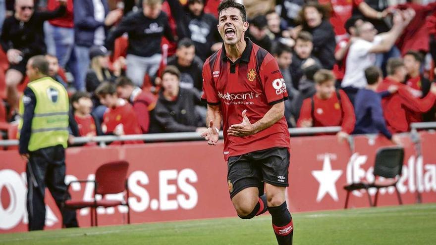 Álvaro Bustos celebra el gol ante el Lleida.