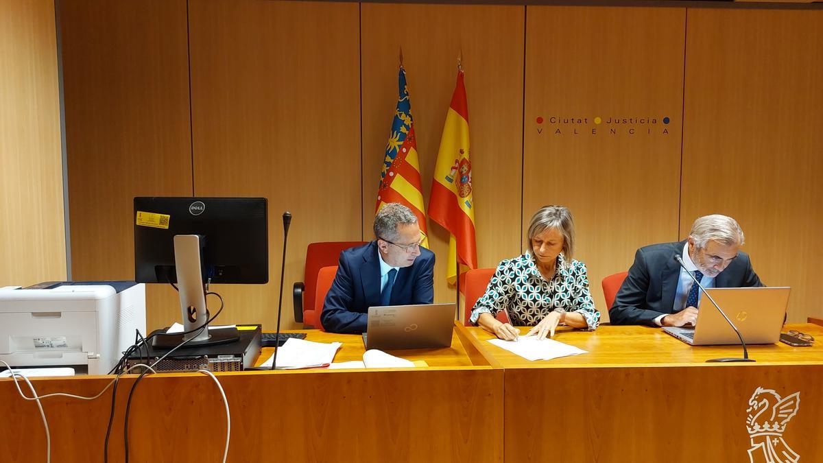 El letrado de la administración de justicia del jurado, la presidenta de la Audiencia de València y el delegado provincial de la Oficina del Censo.