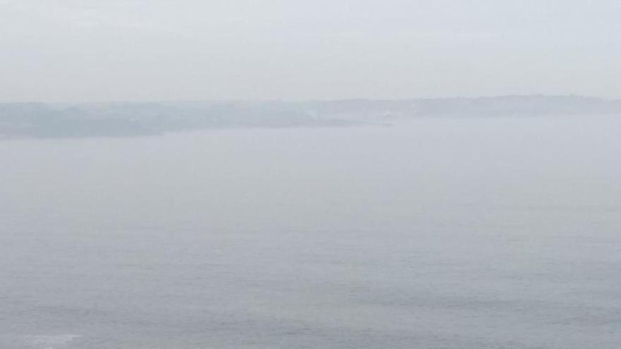 Desde Aboño hasta San Lorenzo: las manchas siguen en el mar de Gijón