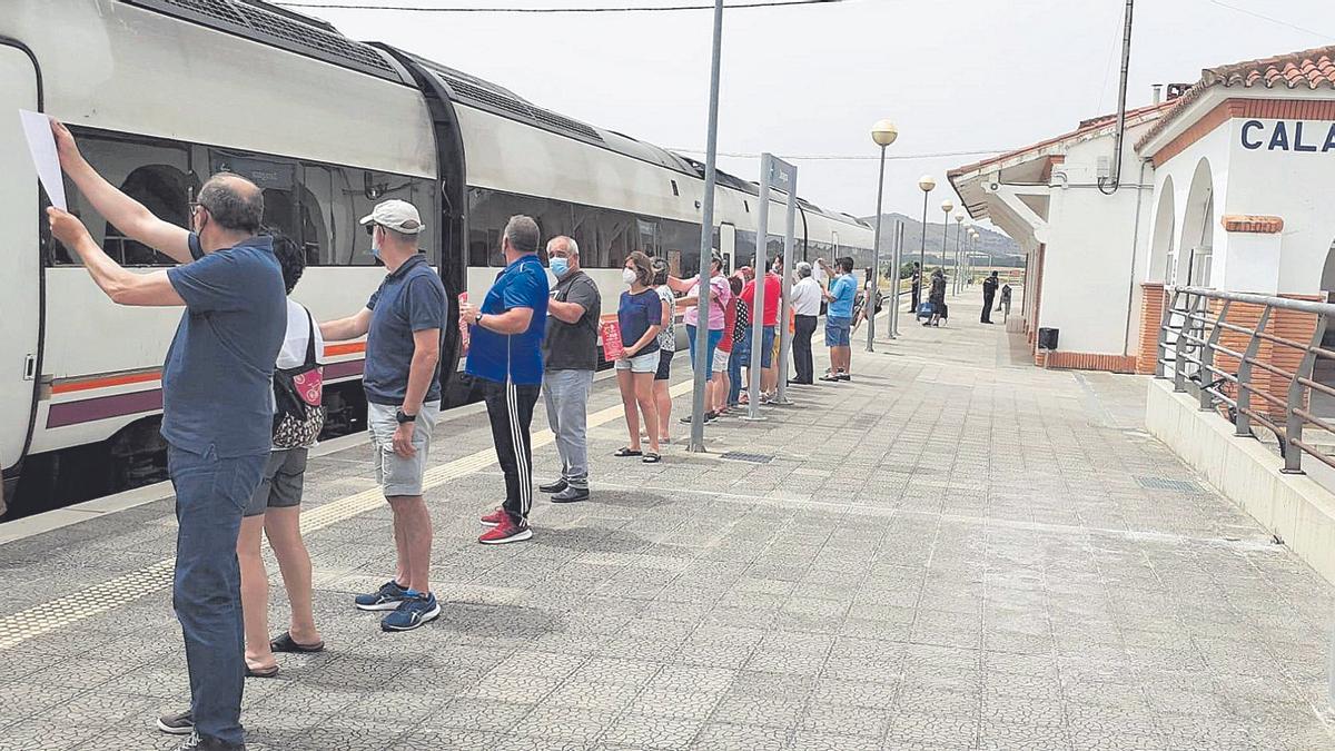 Protesta realizada ayer a pie de andén por unas 35 personas en la estación de tren de Calamocha, al paso de un tren procedente de Teruel que iba a Zaragoza