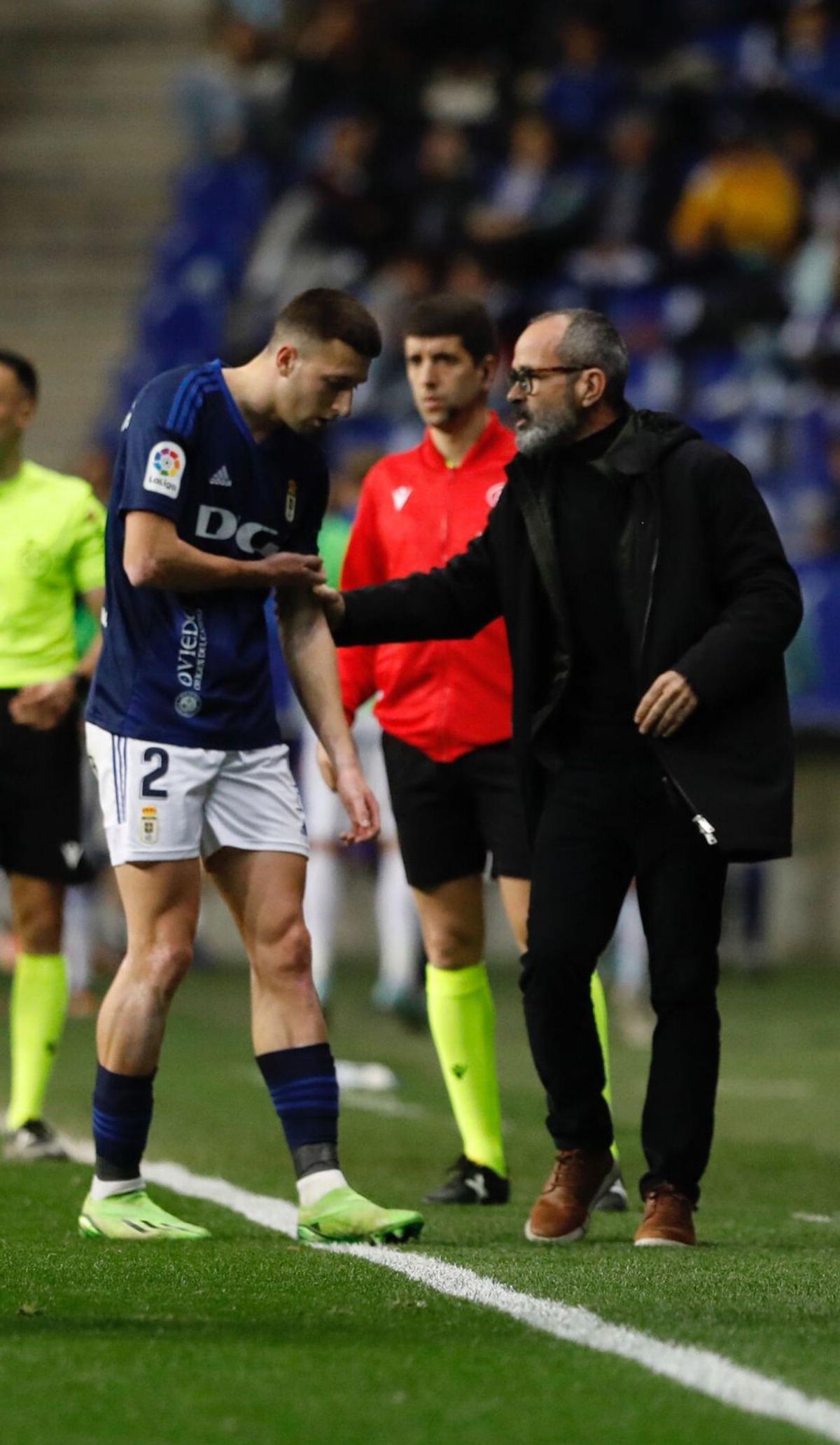 Bretones recibe órdenes de Cervera en el duelo ante el Tenerife. | L. Murias