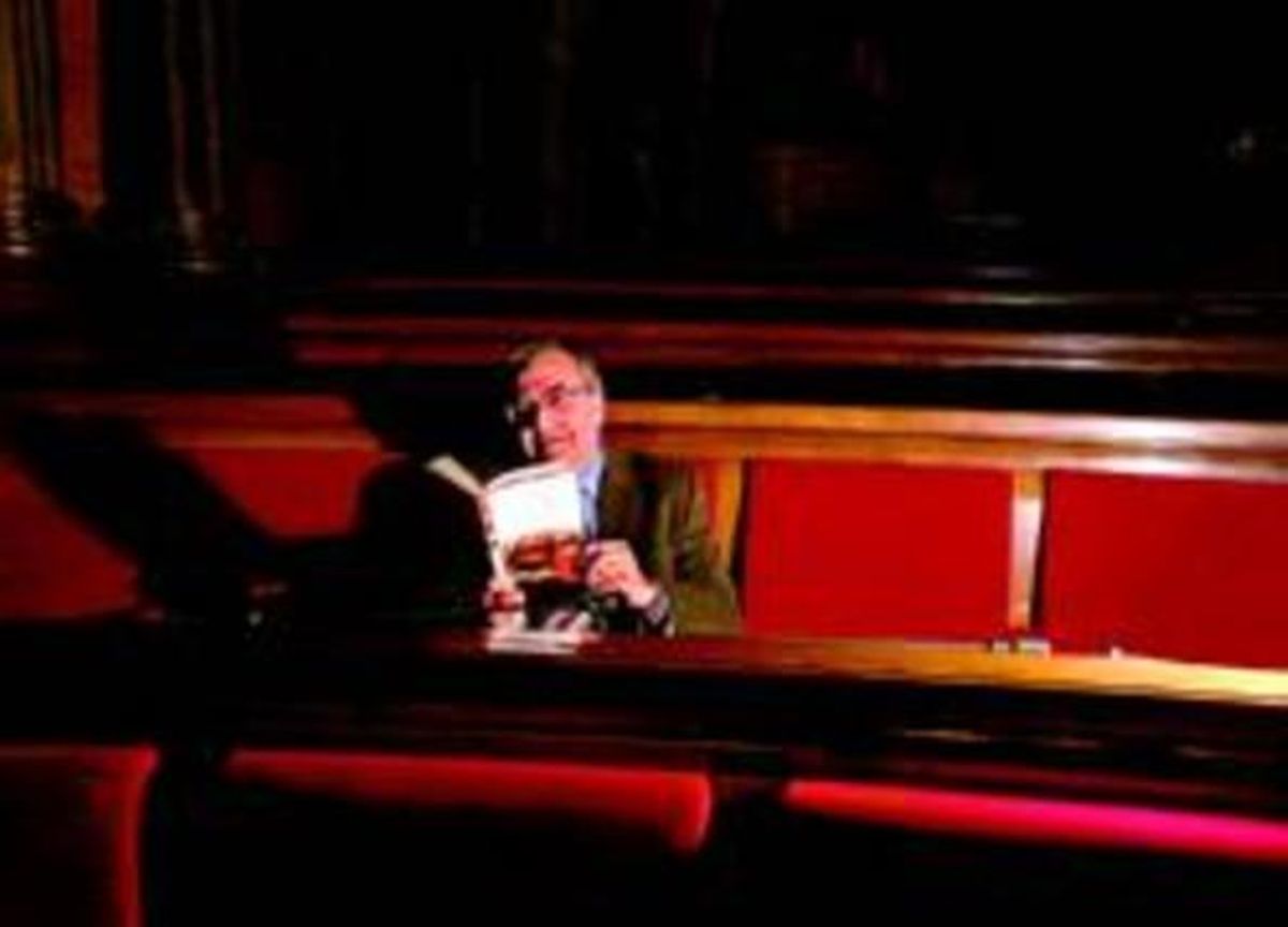 Hemicicle Ferran, assegut amb la seva novel.la a l’escó del Parlament, ahir a la tarda. Hemicicle Ferran, assegut amb la seva novel.la a l’escó del Parlament, ahir a la tarda.