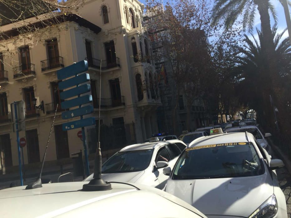 Protesta de los taxistas de Alicante contra la liberación del transporte en la estación del AVE