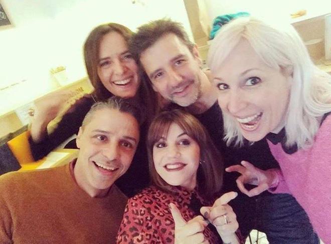 Cuatro de los protagonistas de 'Compañeros' junto a Angy Fernández