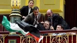 Un asistente al pleno del Congreso es expulsado por sacar una bandera de Palestina en mitad del discurso del ministro e Exteriores Jose Manuel Albares durante su comparecencia en el Pleno del Congreso para informar sobre la situación en Gaza, Israel y Oriente Medio.