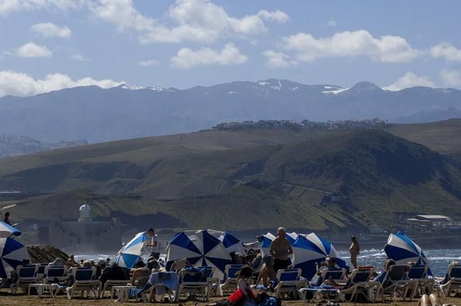 NIEVE EN LA CUMBRE DESDE LA PLAYA DE LAS CANTERAS