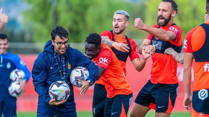Los jugadores del Mallorca bromean durante un entrenamiento.