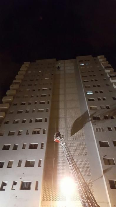 Pillan a un grafitero escalando en la fachada de un edificio