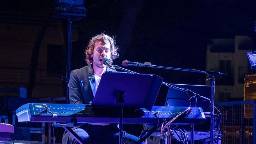El pianista i actor Dídac Flores triomfa amb un espectacle propi de musicals i jazz a Platja d'Aro
