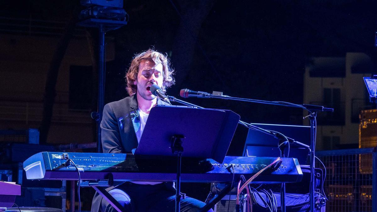 Dídac Flores, al piano i veu, en la presentació del seu darrer espectacle a Platja d'Aro