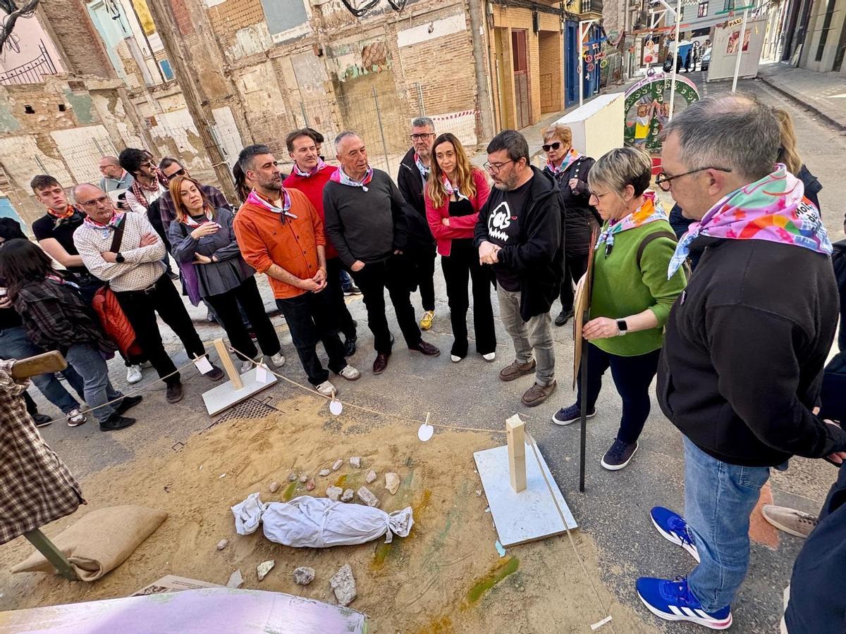 El bebé envuelto en sudario en Arrancapins, la imagen más desoladora de la fiesta.