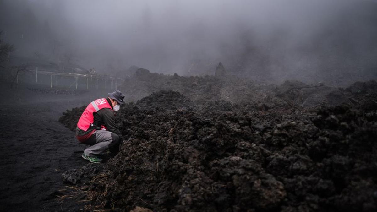 Medición de gases del volcán de La Palma en la zona de Tacande. / ANDREA SAAVEDRA