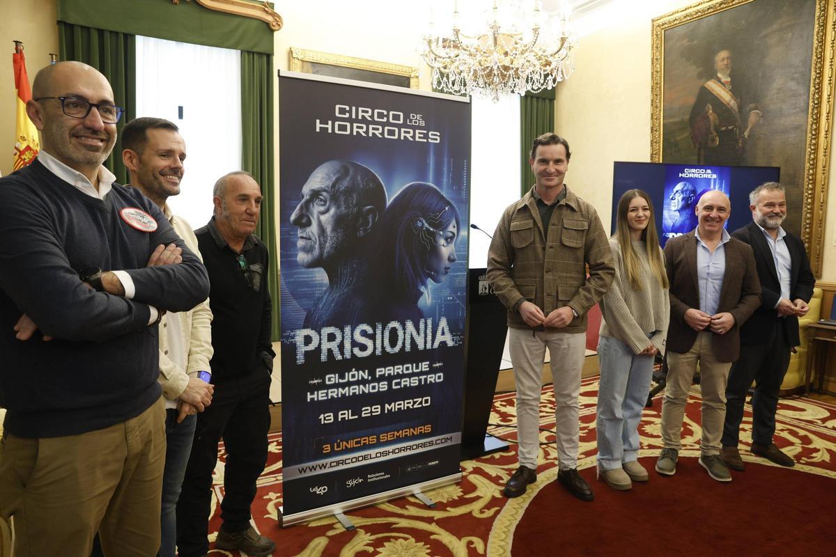Por la izquierda, Oliver Suárez, Carlos Llaca, Suso Silva, Jorge González-Palacios, Sara Silva, Abel Junquera y Jacobo López, esta mañana, en el Ayuntamiento de Gijón.